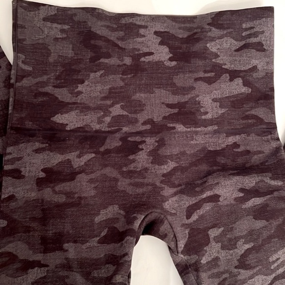 SPANX Leggings Tights Black gray Camo camouflage ladies size‎ Small inseam 24” - Picture 10 of 11